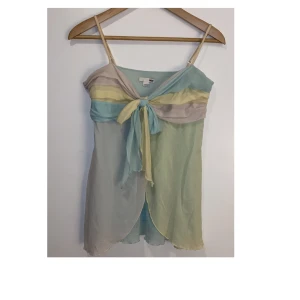 Topp ifrån en gammal H&M kollektion - Supersöt topp i pastellfärger. Tyget är stretchigt och axelbanden är justerbara! Toppen är i storlek 36/38