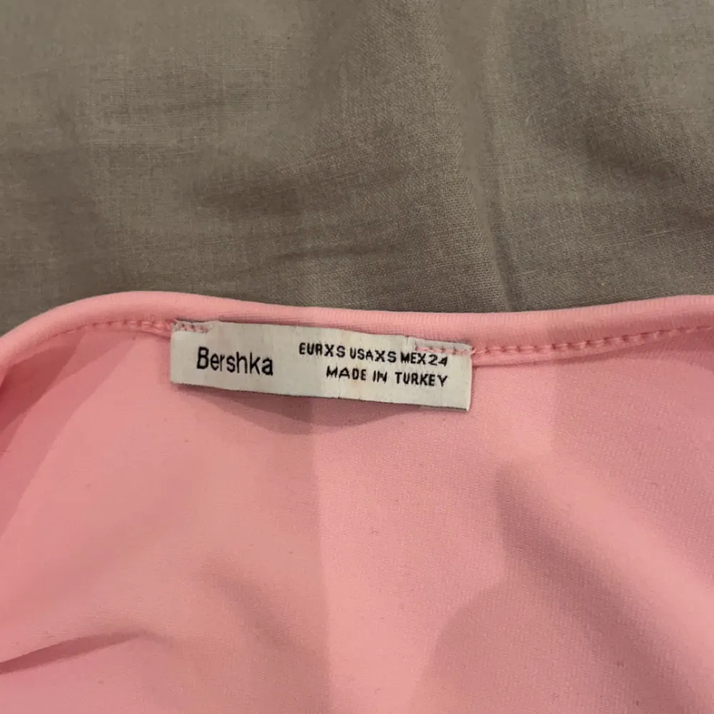Säljer denna populära rosa långklänning från bershka helt oanvänd💞. Klänningar.