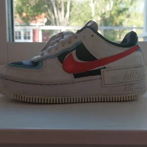 Nike low shadow - Skorna är i storlek 35,5, säljer skorna för 250 kr men nypris är  ca 1300 kr. Dem är i bra skick men har lite märken på sko snörena. Knappt några crease märken!