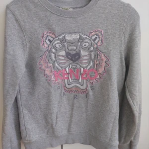 Kenzo tröja - Jag säljer ny min kenzo tröja då den börjar bli lite för liten, den har inga defekter alls! Storlek 152 men passade mig näe jag var storlek xs🥰. Ny prs är ca 900 kr och pris kan diskuteras!