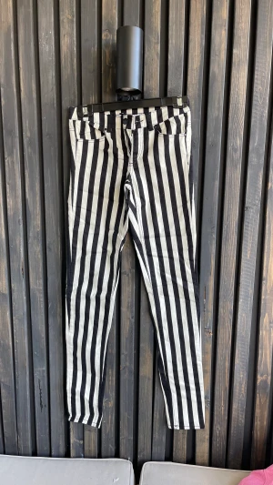 Randiga byxor  - Byxor från HM i storlek 34. Helt nya.   Hämtas i Lund eller skickas om köparen står för frakten 😄