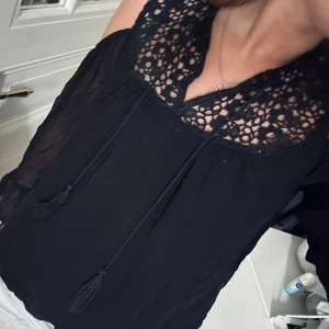 Topp med cutouts❤️‍🔥 - Skitsnygg topp med cutouts vid axlarna💕Perfekta fest-toppen i höst! 