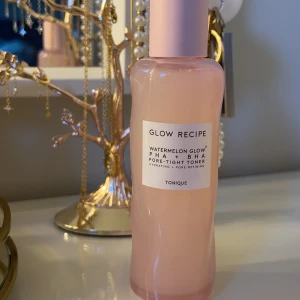 Glow recipe toner - bud är bindande! - Virala glow recipe toner. Slutsåld överallt. Innehåller pha och bha som minskar porer. Säljer då den inte passar min hudtyp. Lyxig glasflaska. Luktar fruktigt 🥒 🍉 . 150ml o använd 2 ggr (stora flaskan) BUDA EJ OM DU INTE HAR PENGAR, BUD ÄR BINDANDE! ❤️☺️