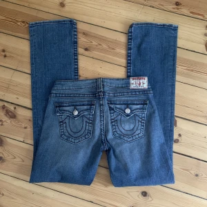 True religion jeans - Så snygga jeans i nyskick 💙💙jag är 165cm lång. 