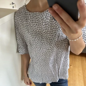 Blommig blus  - Blommig blus i nyskick från lager 157. Passar till mycket och även väldigt bekväm. 