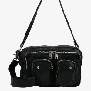 Nunoo väska - Använd en del men fortfarande i fint skick!  Nypris 1200kr 🖤