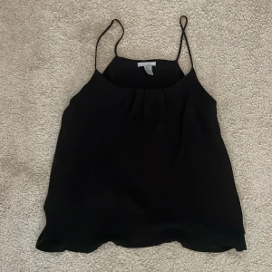 Svart linne - Luftigt och silkigt linne i storlek 36 från HM. Sparsamt använt och bra kvalité. 