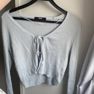 Din topp med knyte - Fin topp att ha både till vardags och finare tillfällen. Från Bik bok i storlek L och använd fåtal gånger.