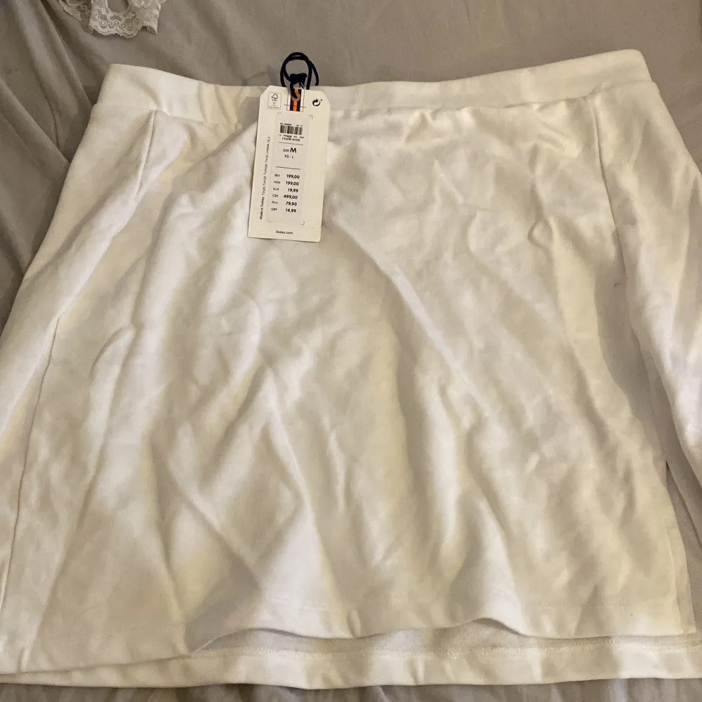 helt ny vit kjol från Lindex märke holly&whyte med prislapp kvar. Kjolar.