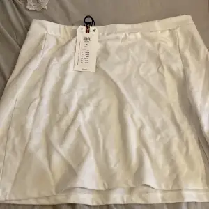 helt ny vit kjol från Lindex märke holly&whyte med prislapp kvar