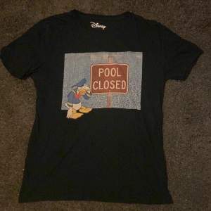 Sällsynt Disney t-shirt, Finns väldigt få av just denna ”pool closed” t-shirt Hör av er vid intresse!