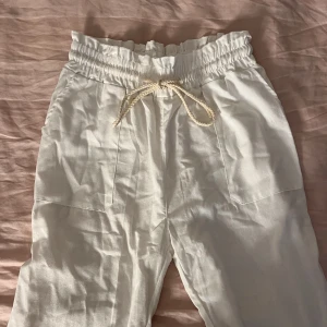 Linnebyxor  - Vita linnebyxor med snöre🤍