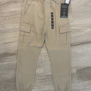 Byxor 10-12 yrs  - Kenneth Cole bra xit köpt i USA för ett par veckor sedan. Aldrig använda då de var för små för min son som är 160cm.