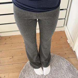 Mjukisbyxor - Supersköna stickade mjukisbyxor. Aldrig använda endast testade, som nya. Väldigt elastiska så passar lite vem som helst. Passar mig bra i längden som är runt 170. Står st. M men passar S lika bra. Skulle även passa större storlek.
