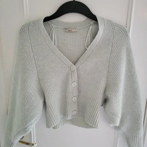 Kofta Gina Tricot - Helt oanvänd kofta från Gina Tricot i storlek xs. Markerad midja + ballongärmar. Så fin!! 💓