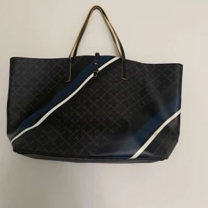 By Malene Birger - Jätte snygg väska från By Malene Birger som jag väljer att sälja eftersom den it riktigt är min stil. Använt 1 gång. Inga defekter eller täcken på användning. Säljer för 1300kr men priset kan diskuteras. (Inte frakt inkluderat) skriv för med info💋