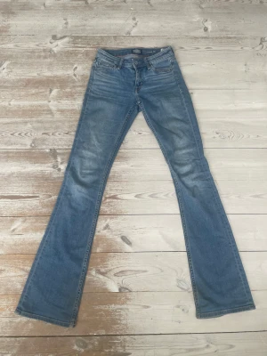 Crocker jeans  - Low waist, bootcut crocker jeans.  Jeansen är i bra skick, ända defekterna är en färgskillnad som man ser på sista bilden och att de är nedtrampade på ena benet. Två lappar i byxorna sitter även löst. Säljer pga de har blivit för små. Skriv för fler bilde