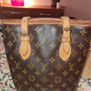 Louis Vuitton petit bucket, kvitto finns - En skönhet som åldrats väl i fint vintagedskick. 