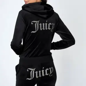 Svart juicy couture set, tröjan är m men liten i storlek och byxorna är i s, säljer helst hela setet men går o köpa delarna för sig🩷