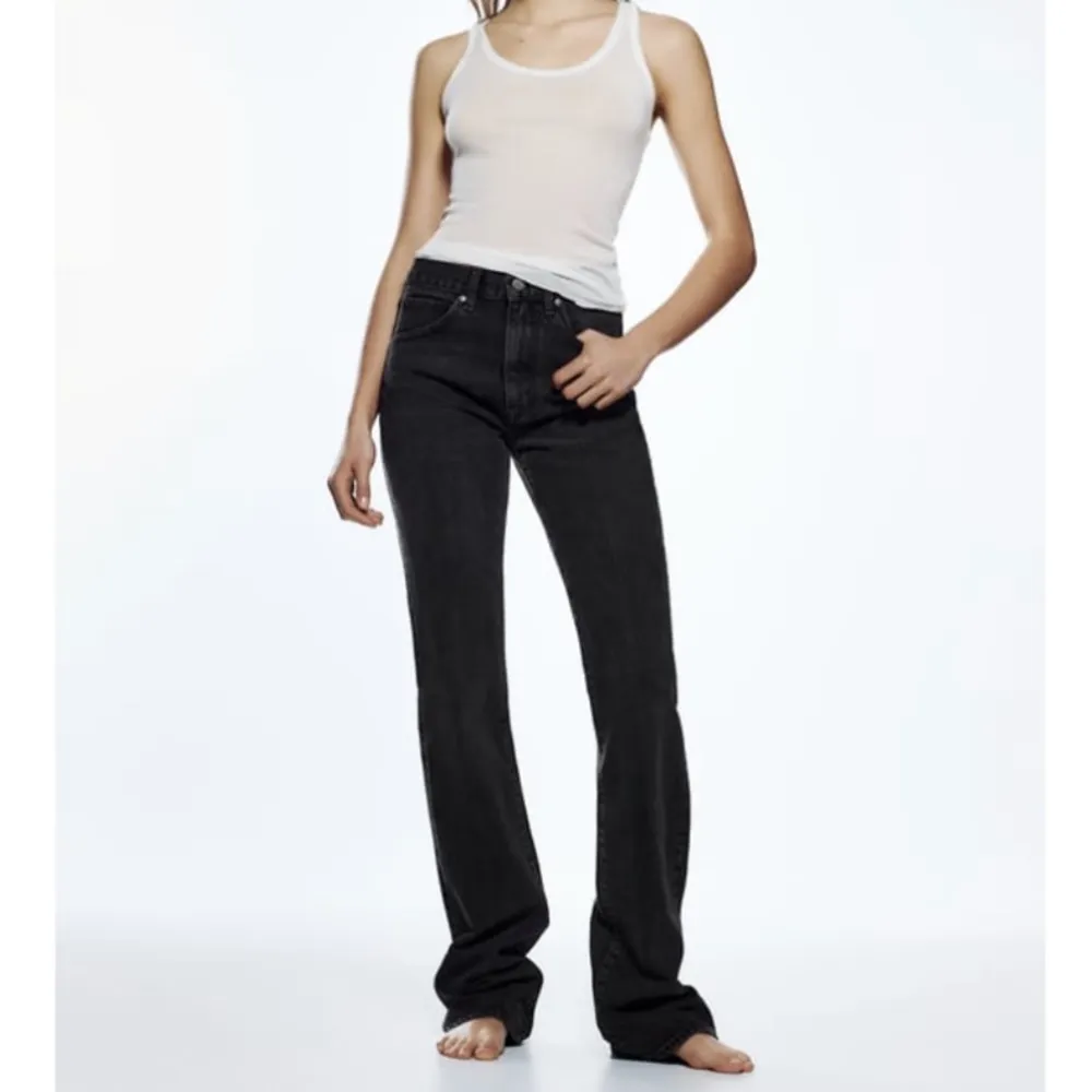 Säljer dessa helt nya jeans från Zara! Aldrig använda och inte kunnat skicka tillbaka pga väntade för länge på retur 💓 . Jeans & Byxor.