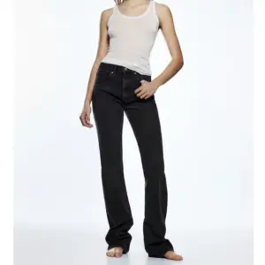 Säljer dessa helt nya jeans från Zara! Aldrig använda och inte kunnat skicka tillbaka pga väntade för länge på retur 💓 