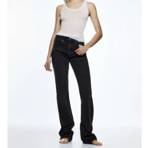 Zara jeans bootcut  - Säljer dessa helt nya jeans från Zara! Aldrig använda och inte kunnat skicka tillbaka pga väntade för länge på retur 💓 