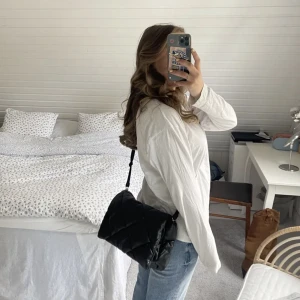 Väska - Såå snygg och rymlig väska från stand studio. Finns även ett längre band💕 Skriv för fler bilder!! Fraktar endast💘 Nypris 2200 kr