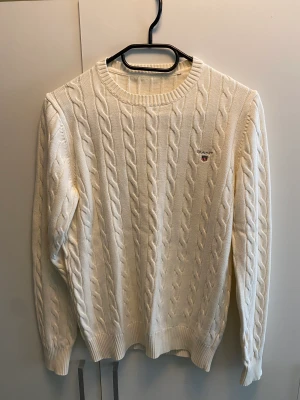 Vit stickad Gant tröja - En stickad långärmad Gant tröja i bra skick. Inga tecken på slit. Använd ett fåtal gånger. Storlek Xs/S. Finns i svart i min profil också, pris kan diskuteras