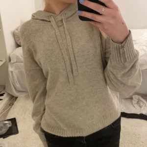 Stickad tröja  - Säljer denna fina stickade tröjan med luva från gap som är köpt från zalando 💕köpte i typ maj så den är i bra skick 🫶🏻(pris kan diskuteras)