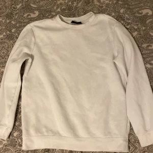 Basic vit sweatshirt - Ganska ny, väldigt vit använd några gånger.