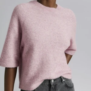 Stickad tröja  - En stickad tröja från other stories. Använd en gång, i nytt skick. Jag har varit på semester så har inte kunnat frakta tillbaka och använder den gråa mer. Helt slutsåld och köpt för 690kr säljer för 600+frakt 