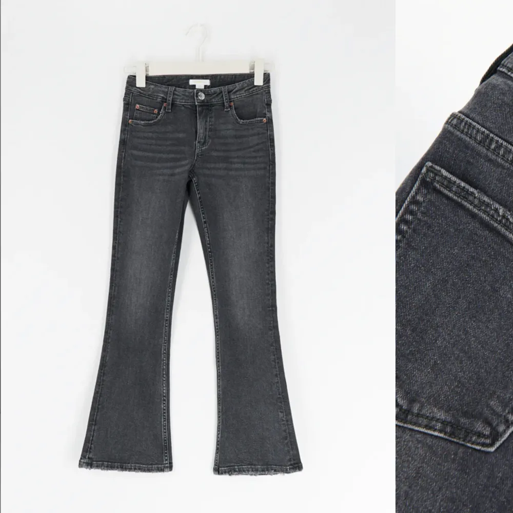 Säljer dessa mörkgrå jeansen från Gina tricot passar en xxs ganska säker på att den riktiga storleken är 152 men inte 100% säker ❤️i super bra skick, som nya typ ordinarie pris 300 mitt pris är 200!. Jeans & Byxor.