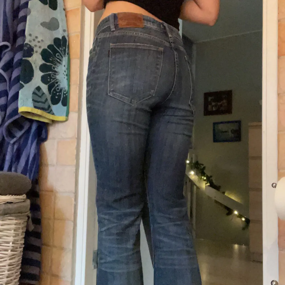 Så sjukt fina lågmidjade jeans från crocker! Köpt second hand! Använd fåtal gånger!😍❣️ bra skick på jeansen! Jag är 167 och de går hela vägen ner på mig över fötterna! ❣️😁. Jeans & Byxor.