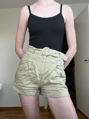 Linneshorts - Använda ett fåtal gånger. Inbyggd skärp. I linne.