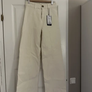 Byxor tall  - Helt nya byxor från stradivarius i strl 36 tall