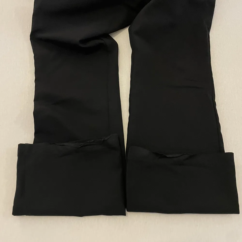 Säljer mina högmidjade kostymbyxor från bikbok i strl 36☺️rikligt använda satt det finns defekter som en liten klorin fläck på vänstra baklåret och utslitet tyg vid fötterna (bild 2&3)💓. Jeans & Byxor.