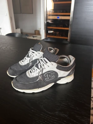 Chanel trainers 41 (41-42) - Väldigt fina Chanel skor som jag köpt från UK,   Skick 8 av 10 enligt mig, original snören ingår självklart bara att dom ej är med i bilden. Original box ingår även.