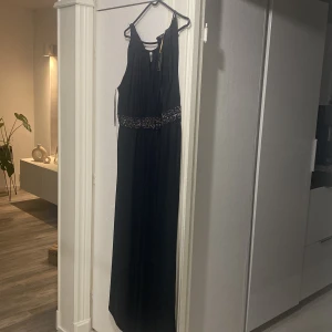 Festklänning  - Storlek xl 48/50 helt ny aldrig använt prislapp kvar,