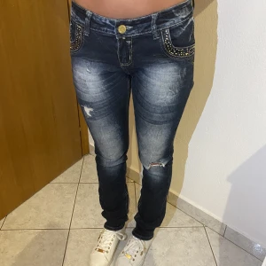 Low waist jeans - Ett par super fina low waist jeans i storlek M, perfekta på mig som har 34-36 och är 167 cm lång, mitt ben har innerbenslängd 76-80, har tyvär inget måttband att mäta med💘går enkelt att sy om till bootcut 