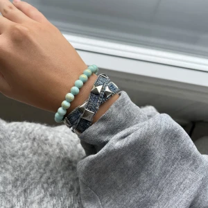 Jeansarmband (kolla in profil för fler utval) - Säljer denna och många fler jeansarmband för 190kr och frakt alt fri frakt vid köp av två •Skriv mått och val av denim (se bild 3) •Finns i mörkblå, ljusblå, svart, grå (dubbelarmbandet på bilden är i mörkblå) •Tryck inte på köp nu då flerexemplarsäljs   