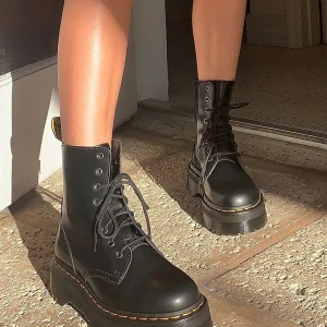 Platform Dr Martens - Svarta platform dr Martens. Storlek 38.  Använder fåtal gånger. Säljer då jag tror de kan få mer användning hos någon annan♥️ Nypris 2000
