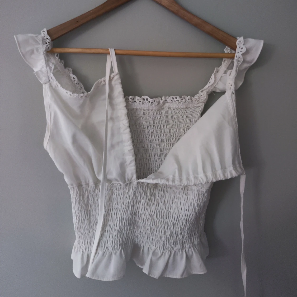 Vit topp med volanger - 91
