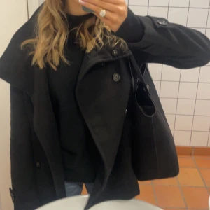 Svart kort kappa - Så snygg svart kort kappa, superbra skick, köparen står för frakt 💕💕
