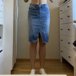 Jeanskjol - Tajt jeanskjol till knäna med veck. Gott skick. 