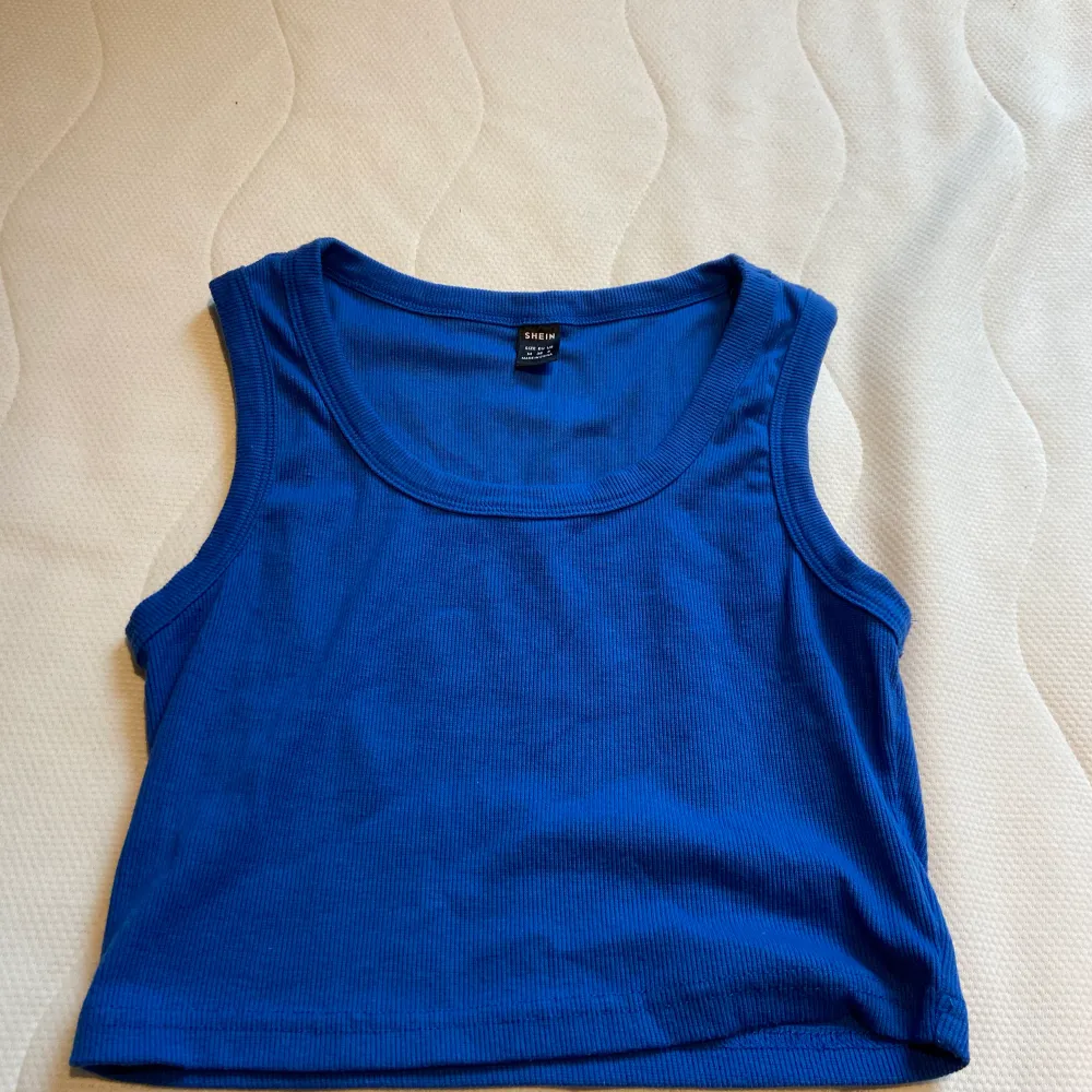 säljer detta blå linnet från Shein då det aldrig kommer till användning. . T-shirts.