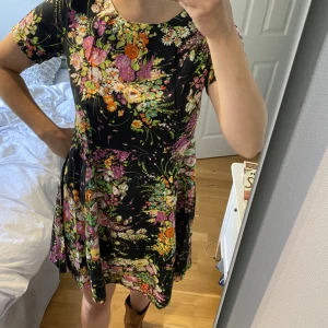 Blommig klänning  - Svart med blommor! Passar s och m 