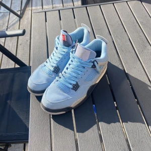 Jordan 4 universitet blue - Passar inte min stil längre och har slutat använda de, låda finns kvar till skorna