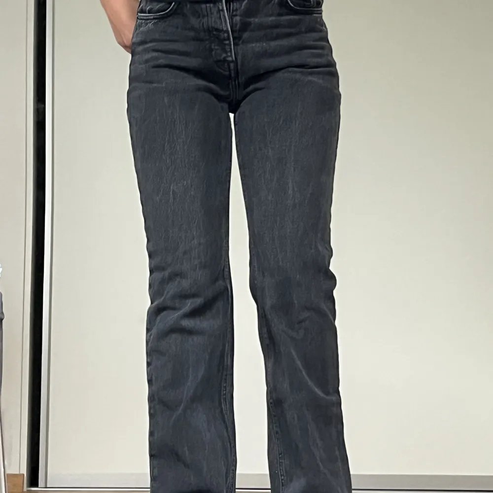 Hej! Jag säljer mina svarta straight leg jeans från Hm i storlek 38. Jeans & Byxor.