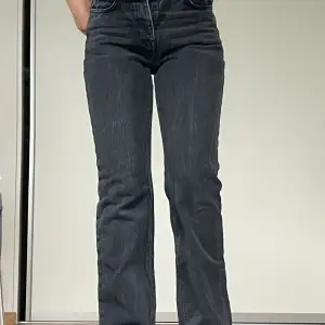 Hej! Jag säljer mina svarta straight leg jeans från Hm i storlek 38