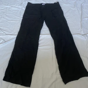 Svarta linnebyxor - Lågmidjade. Skriv vid frågor,  köp nu går bra🥰(inga bilder på)